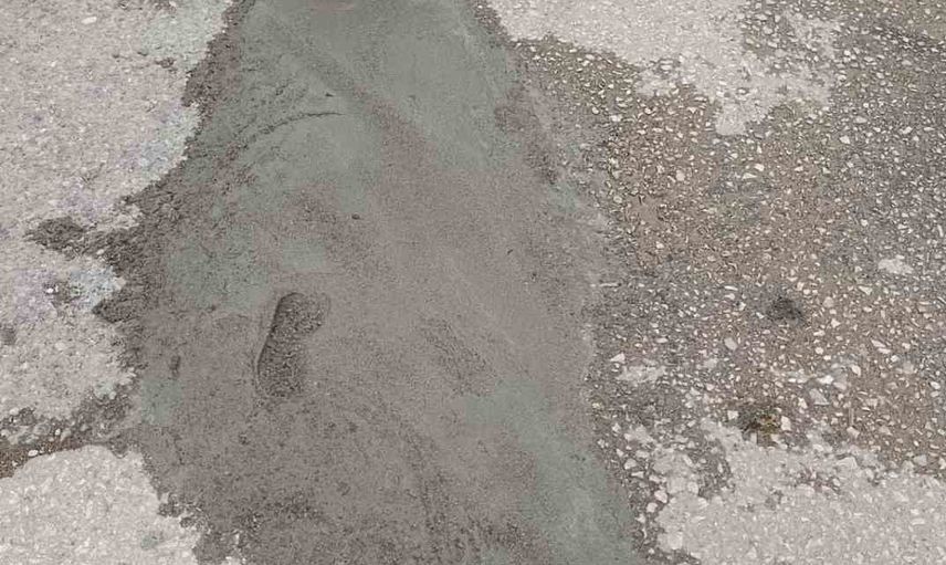 Vatandaşlar Adıyaman'da çukurlu sokakları kendi imkanlarıyla betonla onardı