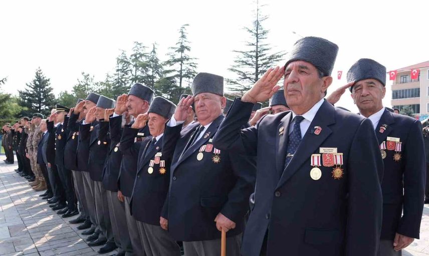 Gaziler günü Erzincan'da anıldı: Atatürk Anıtı'nda çelenk töreni
