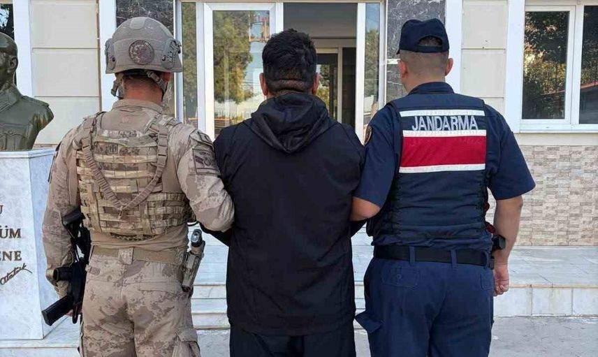 İzmir'de Pancar Organize Sanayi Bölgesi'ndeki arazide saklanan iki firari yakalandı
