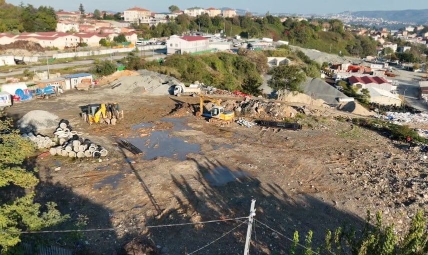 Sarıyer'de belediye arazisinin çöplüğe dönüşmesi mahalleyi bezdirdi