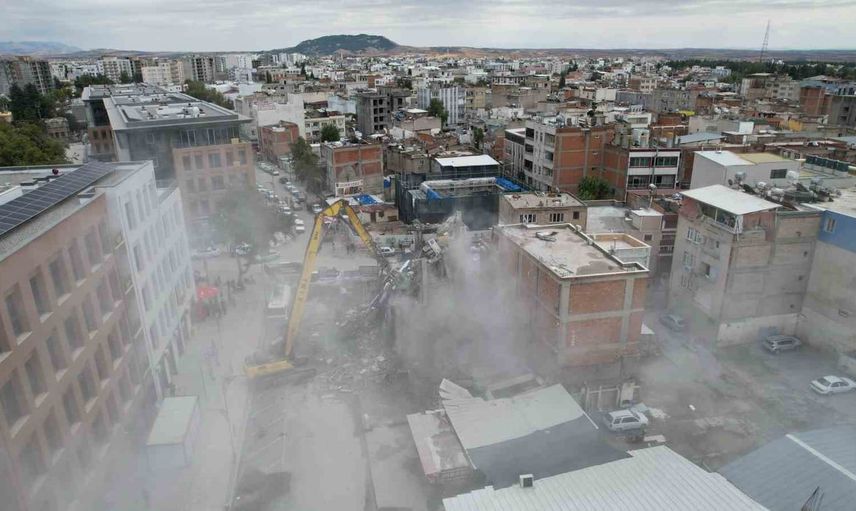 Adıyaman'da güvenli yaşam için kontrollü yıkım çalışmaları hız kesmiyor