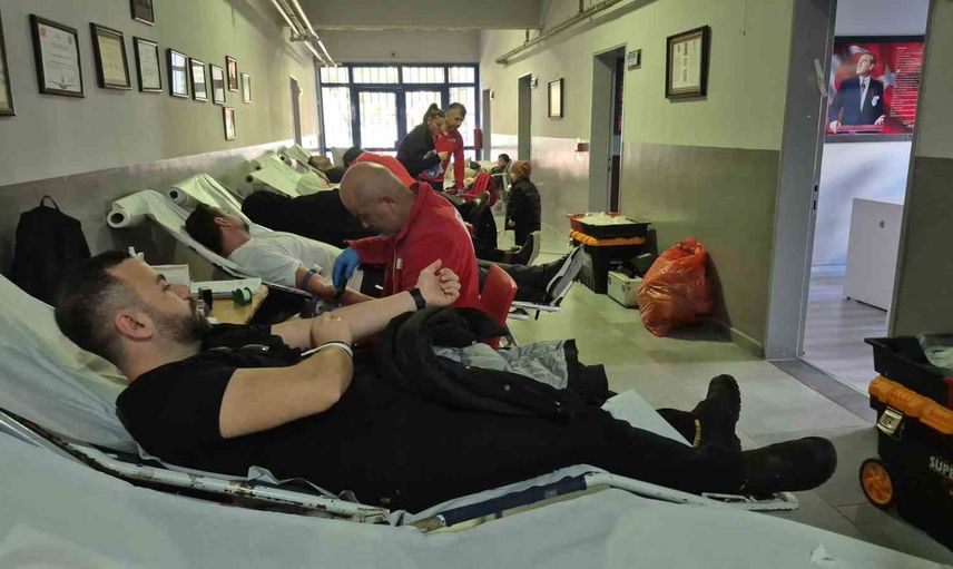 Okul koridorlarında kan bağışı geleneği sürüyor: Düzce'de veliler ve sanatçı kampanyaya destek verdi