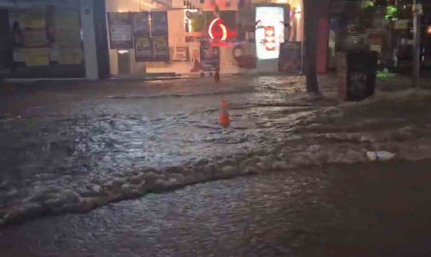 Ani sağanak hayatı sekteye uğrattı: Elazığ sokakları suyla doldu
