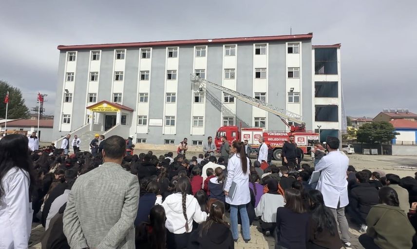 Yüksekova'da öğrencilere yönelik gerçeği aratmayan yangın tahliye tatbikatı