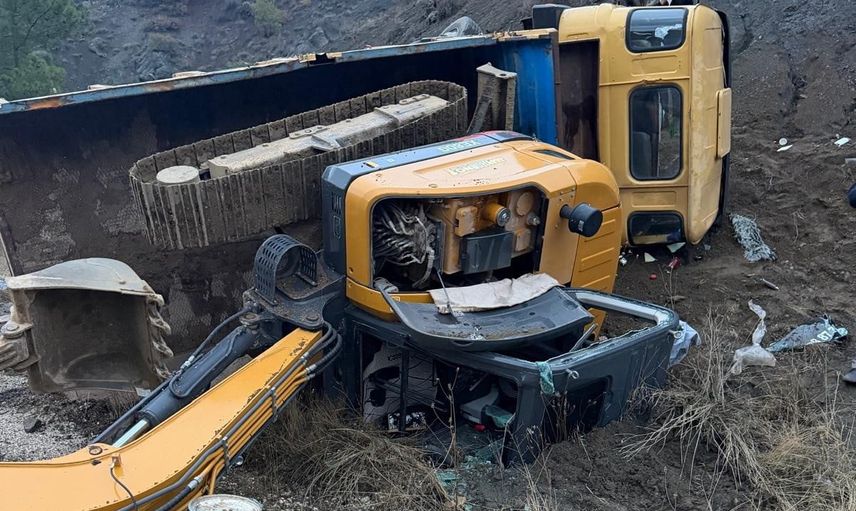 Gölbaşı'nda direksiyon hakimiyeti kaybı sonucu iş makinesi yüklü kamyon devrildi