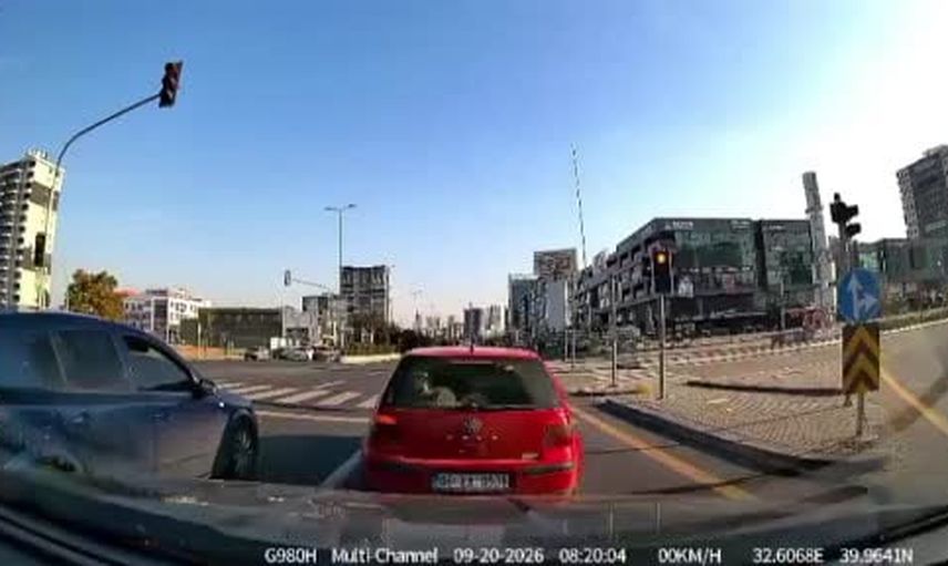 Etimesgut'ta caddede çarpışma: genç yaya motosikletli kuryeyle çarpıştı