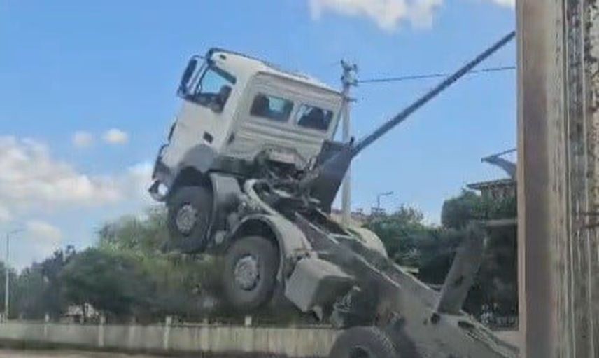Başüstü levhayı aşan damper kamyonu Aşkale'de kabinini havaya kaldırdı