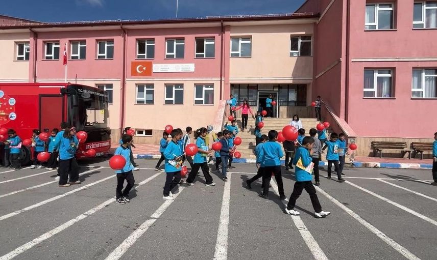 Yiğido Dede ile okul bahçesinde geçen nesiller arası oyun ve masal buluşması