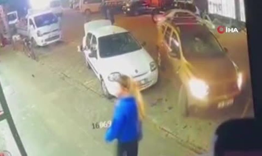 Park etmeye çalışırken markete giren araç çevrede paniğe yol açtı