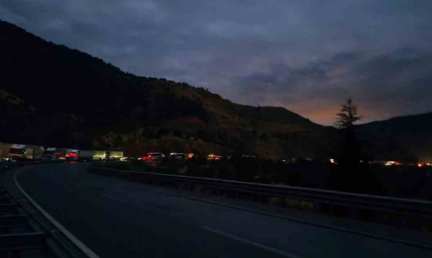 Sivas-Giresun hattında toprak ve taş düşmesi sürücüleri 10 kilometre bekletti