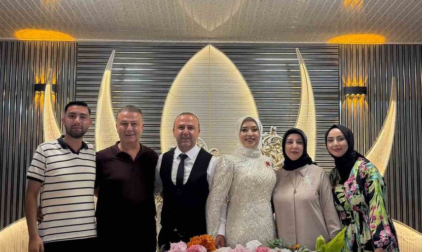 Düğünde gelin arabası pistten geldi: çift yarış motosikletiyle salona girdi