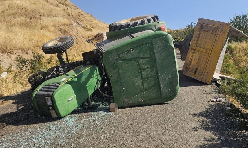 Aksöğüt kırsalında traktör devrildi: 4 kişi yaralandı