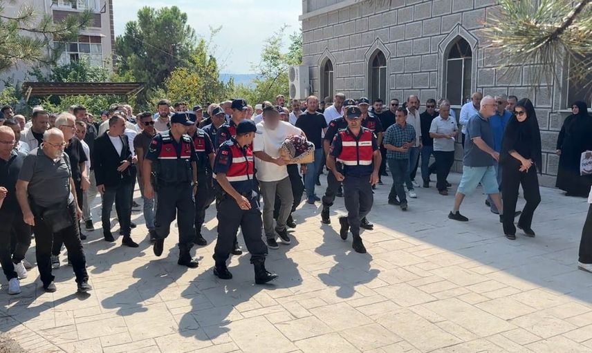 Babasının kucağında son veda: tutuklu baba bebeğinin tabutunu taşıdı