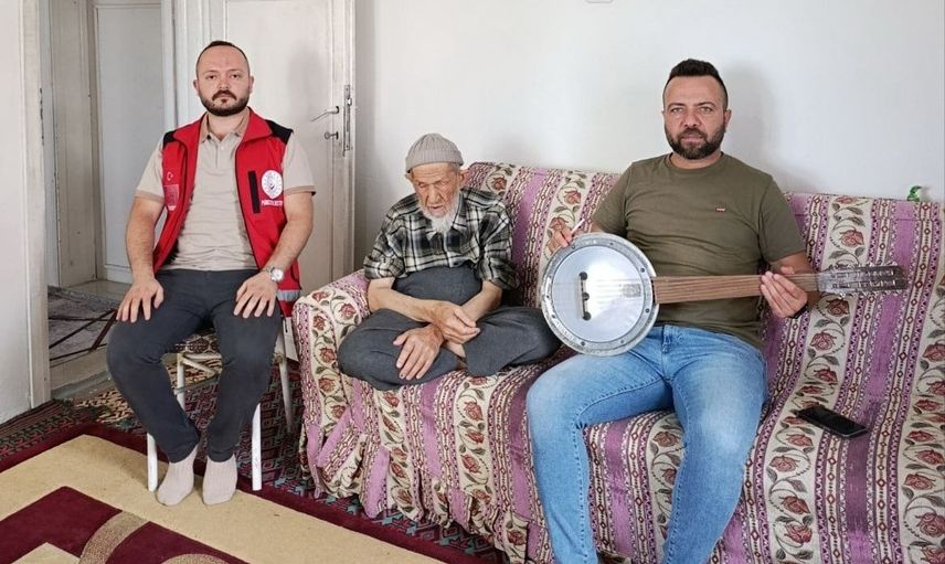 Besni'de yalnız çınara müzikle vefa