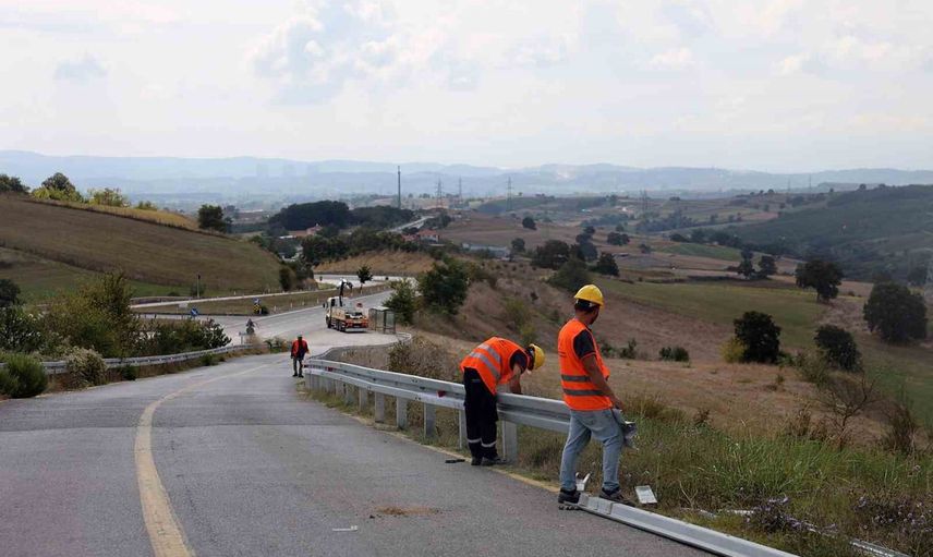 Sürüş güvenliğini güçlendirecek 25 kilometrelik çelik bariyer hattı Sakarya'da kuruluyor