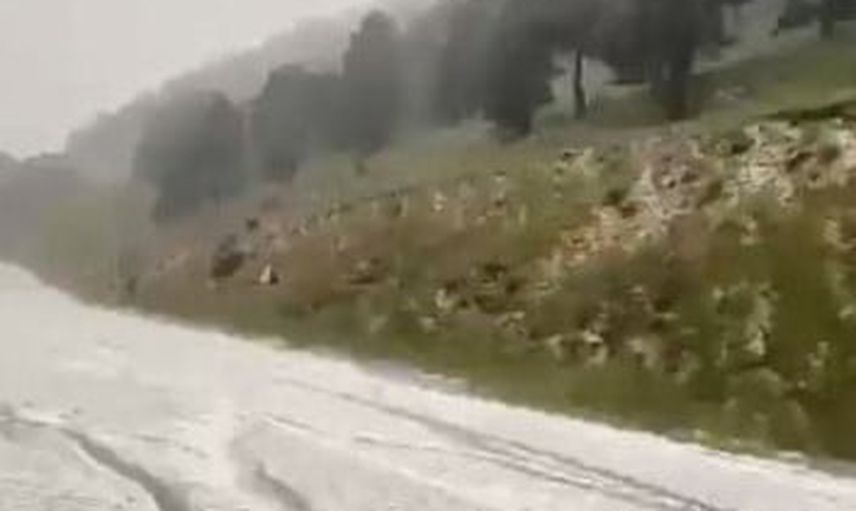 Artvin'de Sahara Geçidi doluyla beyaza büründü, tırlar yolda kaldı