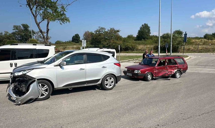 Kıran Mahallesi kavşağında yandan çarpışma: otomobil sürücüsü yaralandı