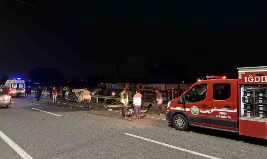 Iğdır'da bariyerlere çarpan çimento yüklü tır devrildi: sürücü yaralandı