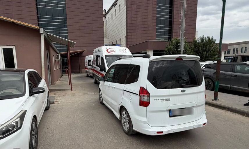 Ambulans yolunu kapatan araç hastanede tepkilere yol açtı