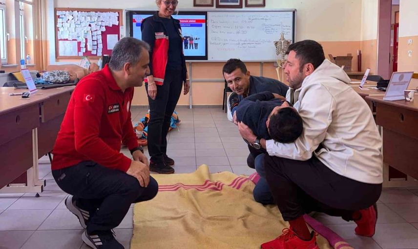 Öğretmenlerin ilk yardım becerileri uygulamalı eğitimle tazelendi