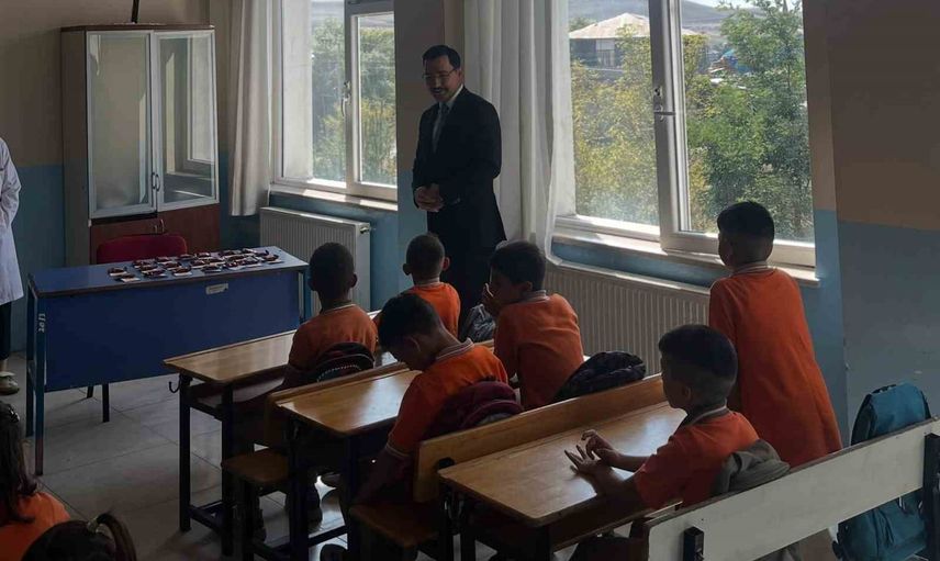 Akyaka'da kaymakam Demirtaş ilk ders zilini çaldı ve öğrencilere başarı diledi