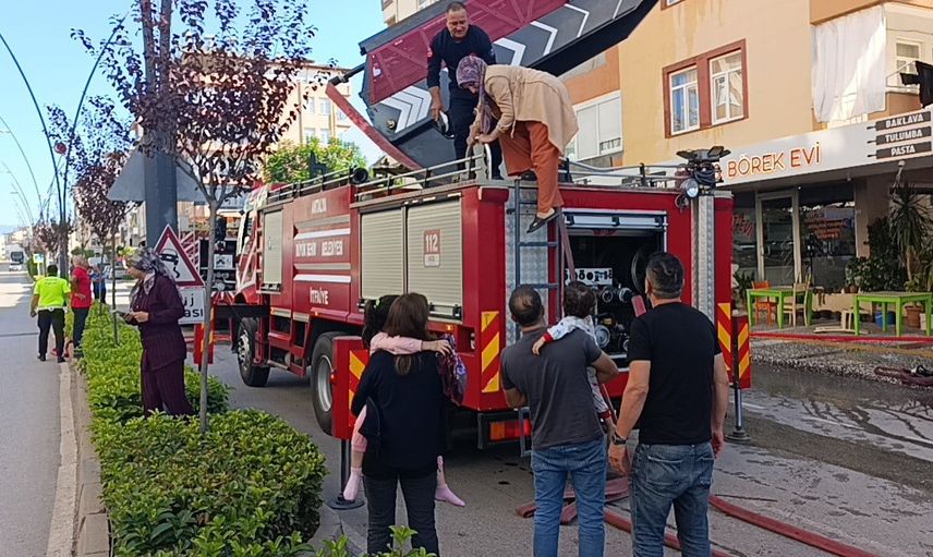 Manavgat'ta alevlerin sardığı binada 2'si çocuk 4 kişi merdivenle kurtarıldı