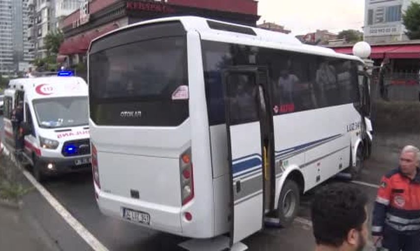 Avcılar D-100'de kontrolü kaybeden servis midibüsü kaza yaptı