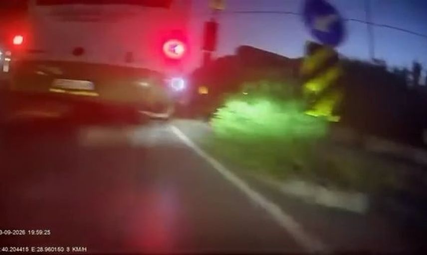Kırmızı ışıkta geçen otobüs şoförünün pişkin yanıtı Bursa'da kask kamerasında