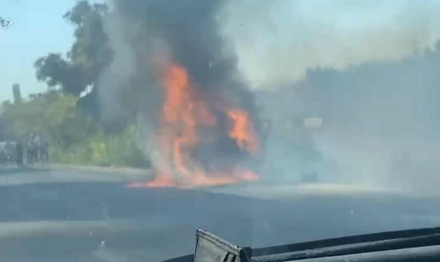 Eskişehir çevre yolunda çıkan araç yangını aracı küle çevirdi, otluk alan alevlendi