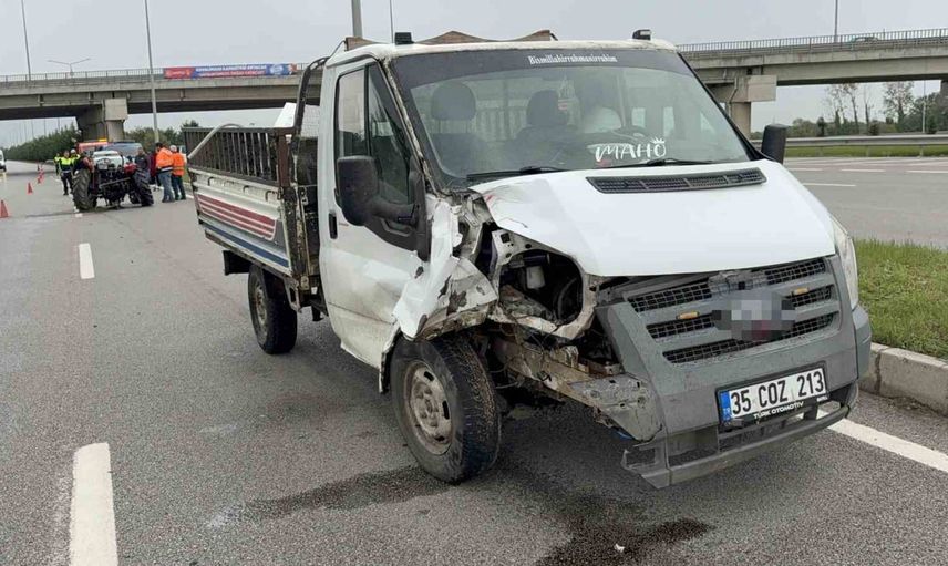 Samsun Çarşamba kavşağında arkadan çarpma: traktör ve kamyonet sürücüleri yaralandı