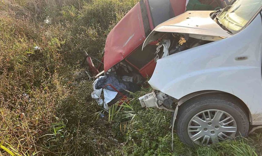 Tarsus'ta iki aracın çarpışması sonucu otomobil kanala düştü, 1 kişi öldü