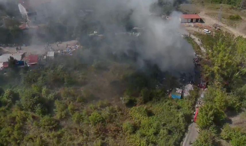Devrek'te lastik yakımı çöpleri tutuşturdu, yoğun duman ilçeyi etkiledi