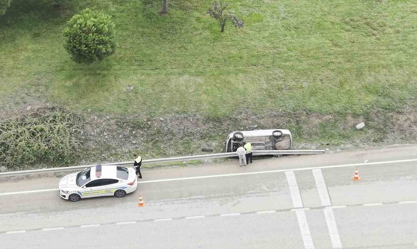 görükle sanayi kavşağında yağış nedeniyle otomobil yan yattı, yaralanma yok