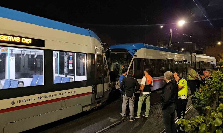 Zeytinburnu'nda tramvay çarpışmasının vagonları parça parça kaldırıldı