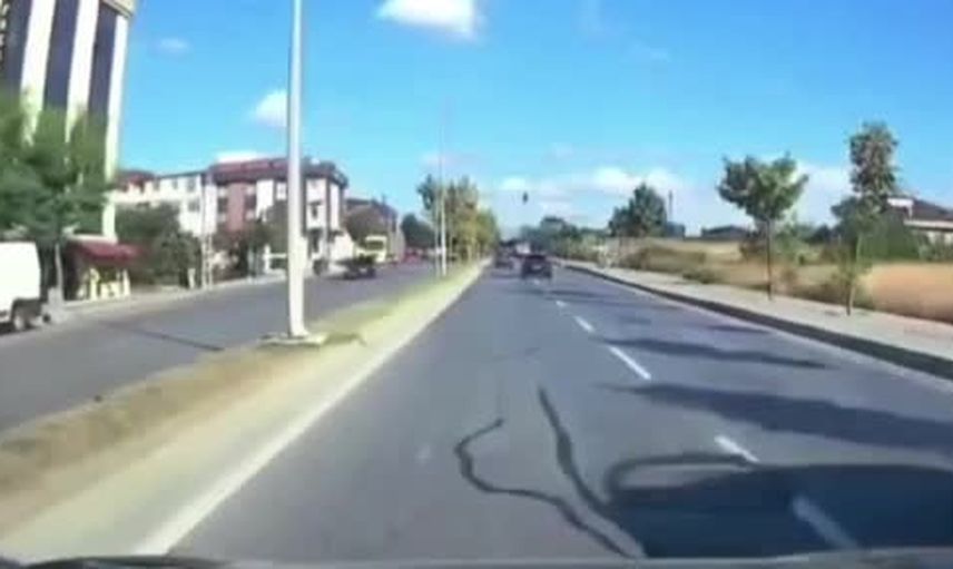 Arnavutköy'de trafikte kısa anlar: kazalar araç kameralarında