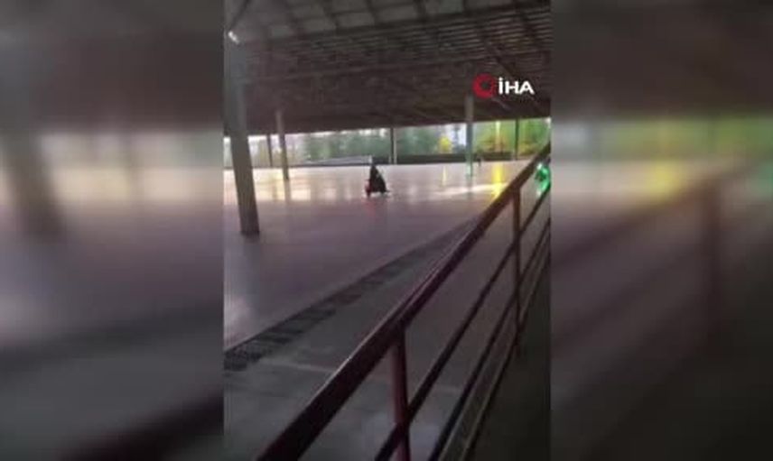 Pazar yerinde motosikletlilerin drift gösterisi cep telefonu kamerasında