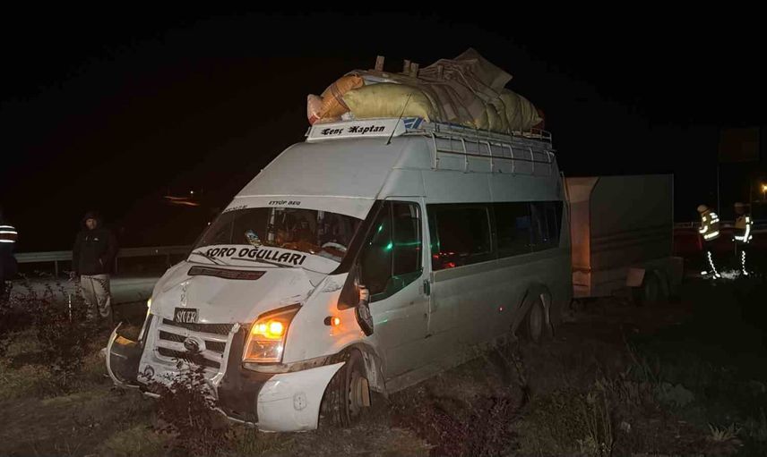 Bedirli kavşağında çarpışma: mevsimlik işçileri taşıyan minibüste 2 yaralı