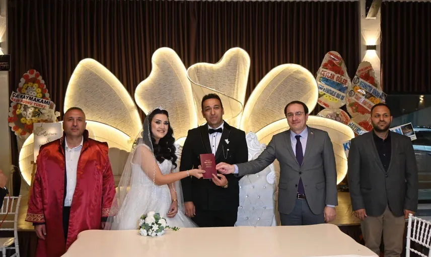 Kaymakamın Çay'da mesai arkadaşlarının nikahına şahitlik ettiği kutlama