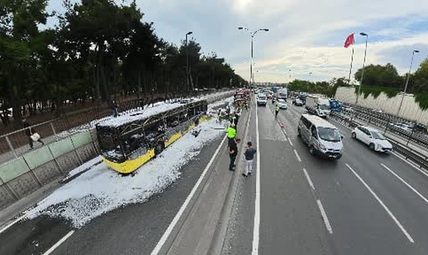 Bakırköy'de motor bölümünde alev alan İETT otobüsü yolcuların tahliyesiyle söndürüldü