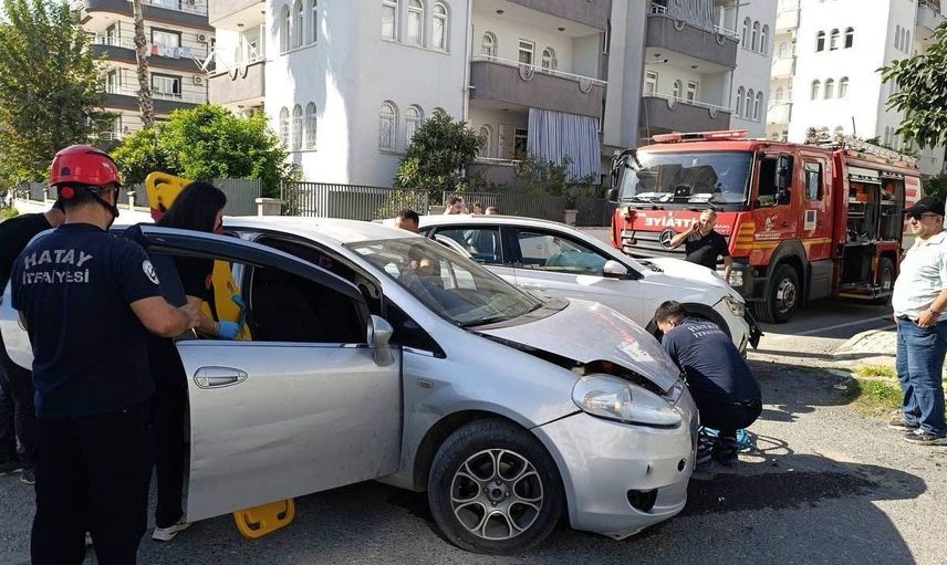 Dörtyol'da kaza: araçtan çıkarılan üç kişi hastaneye kaldırıldı