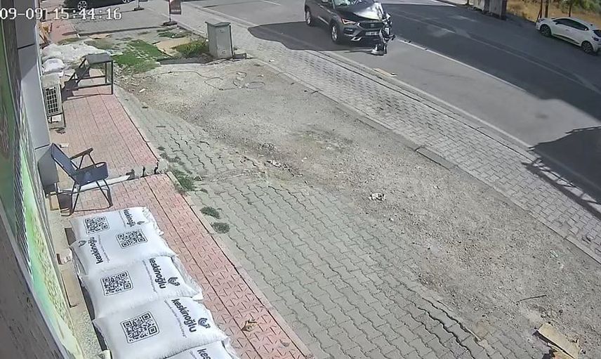 Aynı kavşakta bir günde iki kaza Elazığ'da kameraya yansıdı