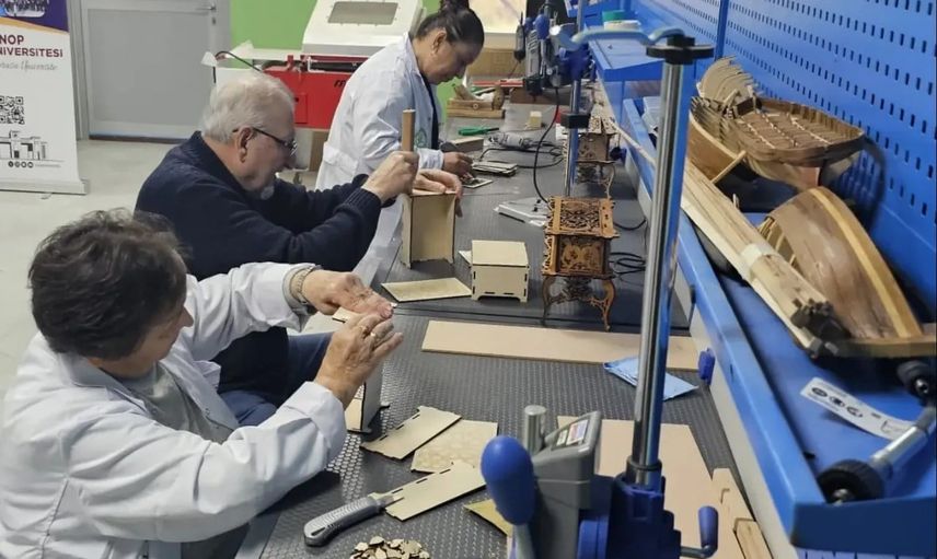 Sinop Üniversitesi'nde ileri yaştakiler ahşabı sanata dönüştürüyor