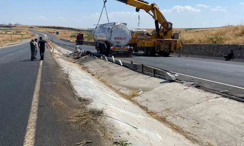 Diyarbakır'da kask kamerası kaydetti: devrilen akaryakıt tankerinden iki kişi böyle çıkarıldı