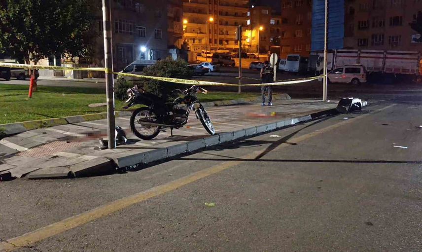 Gece yarısı İpekyolu'nda kaza: motosiklet sürücüsü yaşamını yitirdi
