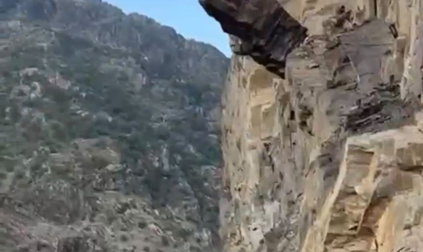 Şırnak'ta dağ yamaçlarındaki riskli kayalar profesyonel ekiplerle kontrollü şekilde düşürülüyor