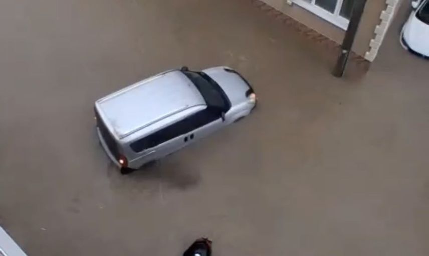 Susurluk'ta kısa süreli sağanak cadde ve kurumları zorladı