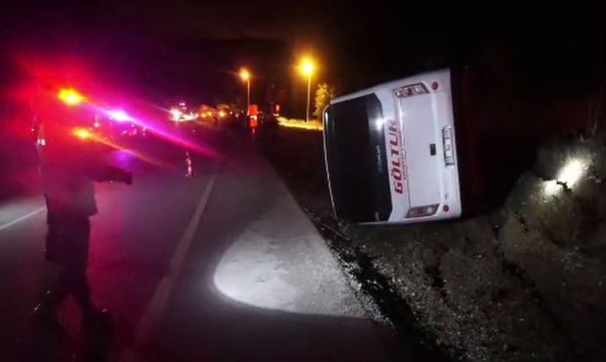 Midibüs şarampole devrildi, Gölhisar'da 1 kişi yaralandı