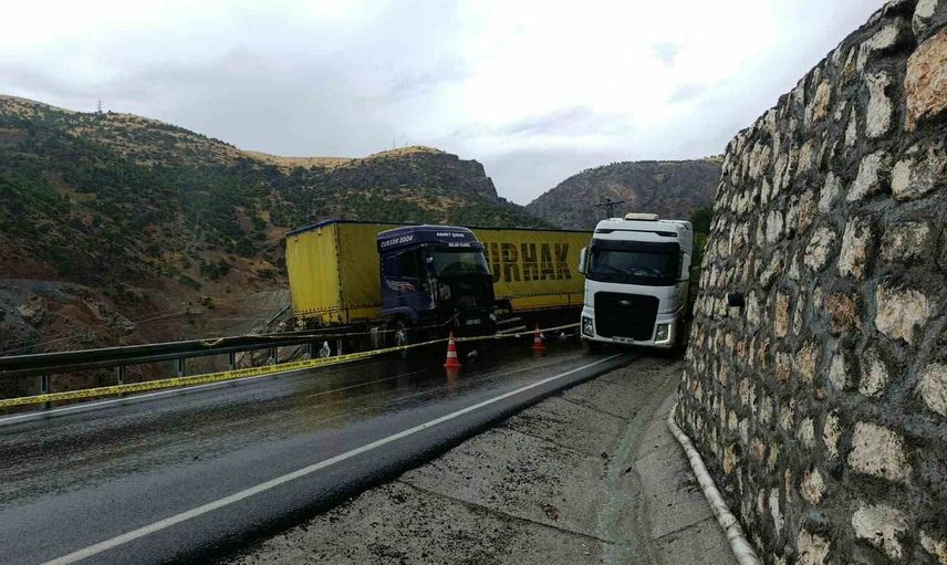 Doğanşehir'de yağışta kayan tır bariyerler üzerinde askıda kaldı