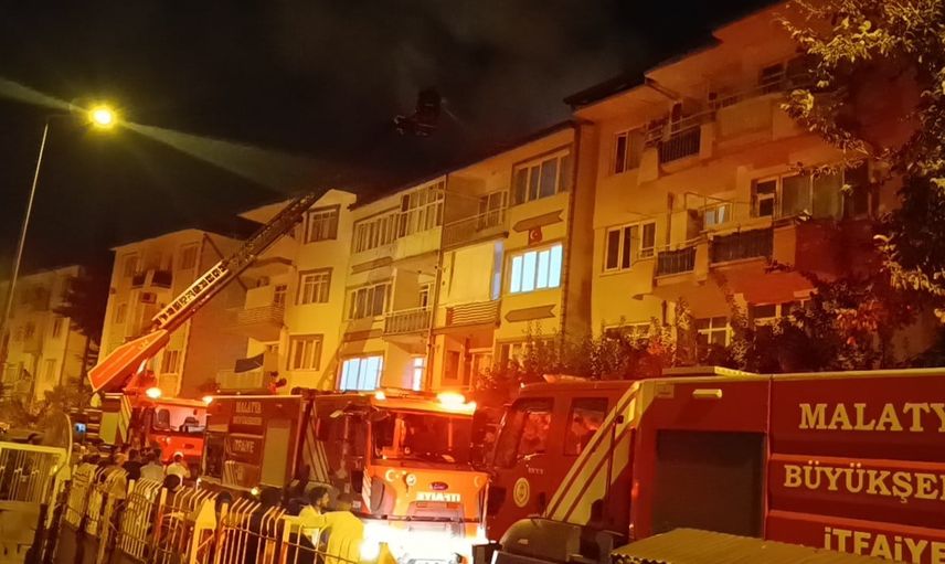 Malatya'da çatıda gece müdahalesi: itfaiye yangını kontrol altına aldı