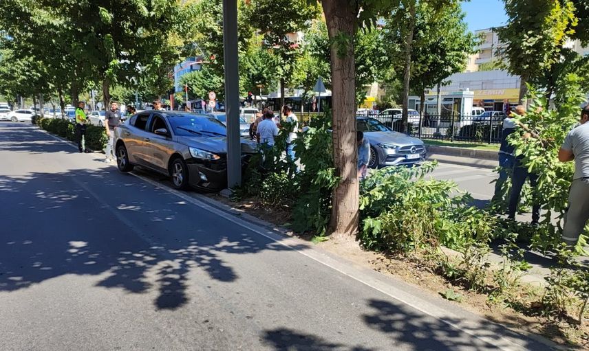 Turgut Özal caddesi'nde refüjdeki ağaca çarpan otomobilin sürücüsü yaralandı